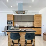 A 2br Designer Seafront With Wifi, Ac And By 360 Estates Apartamento