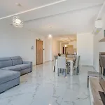 A 2br Designer Seafront With Wifi, Ac And By 360 Estates