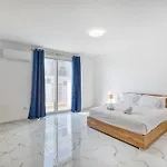 Apartamento A 2br Designer Seafront With Wifi, Ac And By 360 Estates *