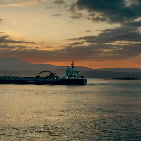 A 2br Designer Seafront With Wifi, Ac And By 360 Estates *