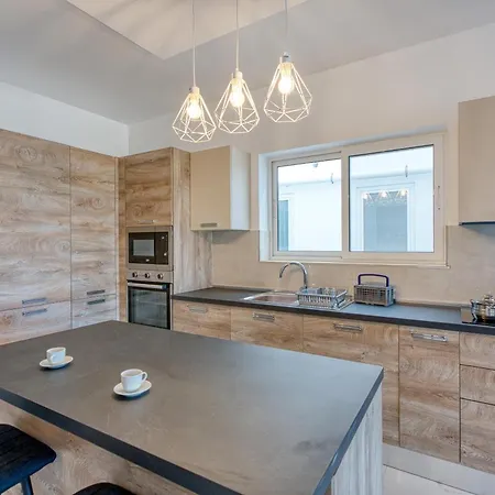 A 2br Designer Seafront With Wifi, Ac And By 360 Estates