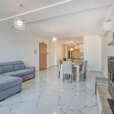 A 2br Designer Seafront With Wifi, Ac And By 360 Estates