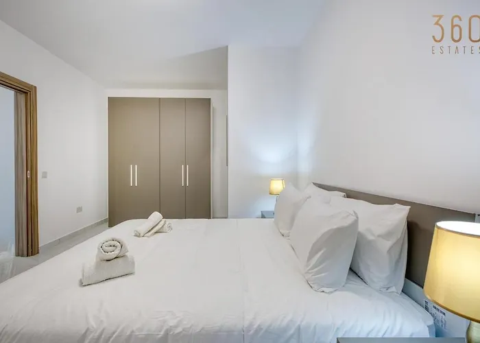 A 2br Designer Seafront With Wifi, Ac And By 360 Estates *