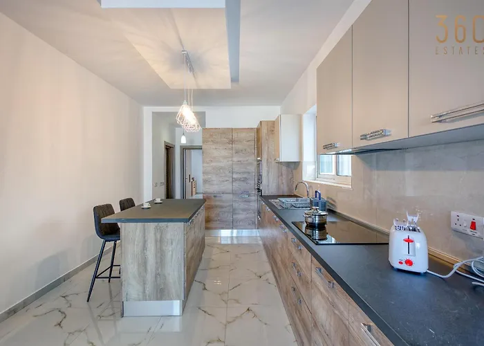 A 2br Designer Seafront With Wifi, Ac And By 360 Estates *