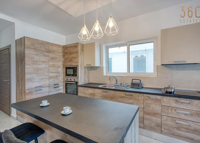 A 2br Designer Seafront With Wifi, Ac And By 360 Estates