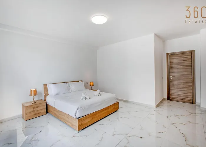 A 2br Designer Seafront With Wifi, Ac And By 360 Estates *