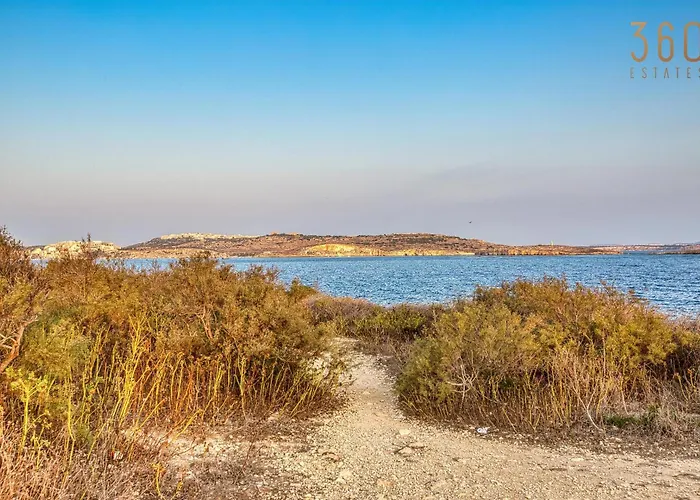 A 2br Designer Seafront With Wifi, Ac And By 360 Estates