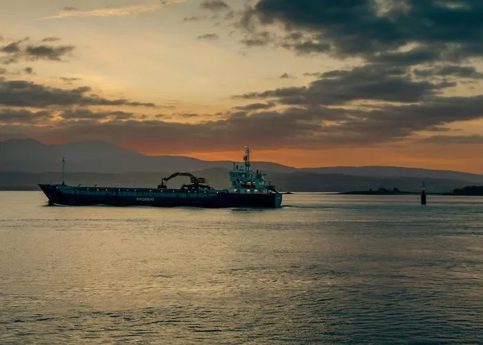 A 2br Designer Seafront With Wifi, Ac And By 360 Estates *