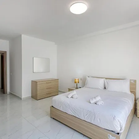 A 2br Designer Seafront With Wifi, Ac And By 360 Estates