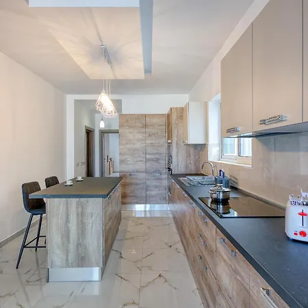 A 2br Designer Seafront With Wifi, Ac And By 360 Estates *