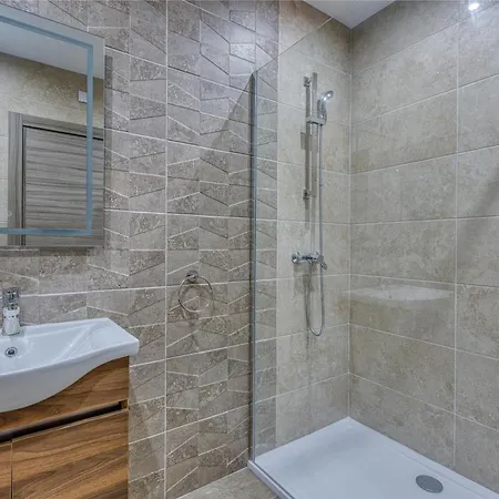 아파트 A 2br Designer Seafront With Wifi, Ac And By 360 Estates 세인트폴스베이